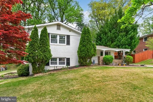 1008 ROBROY DRIVE - Photo 1
