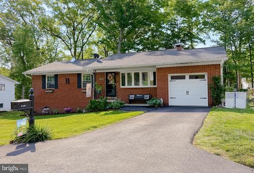8 LESLIE DRIVE - Photo 1