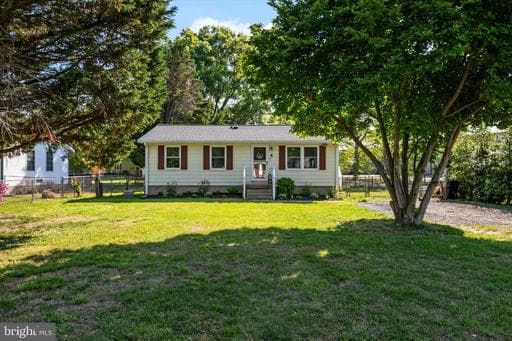 4 MAPLE AVENUE - Photo 1