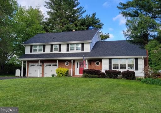 32 SPRINGFIELD DRIVE - Photo 1