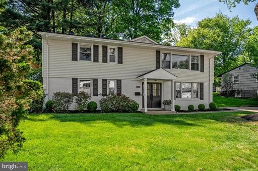 1109 HILLCREST DRIVE - Photo 1
