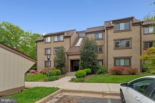 1621 PARKCREST CIRCLE 201 - Photo 1