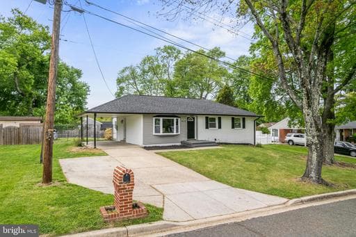 913 APPLEWOOD STREET - Photo 1