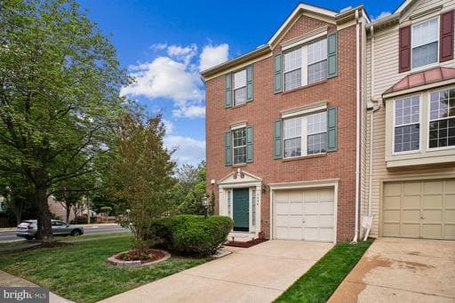 7496 Gadsby Sq, Alexandria, VA 22315-5289, United States