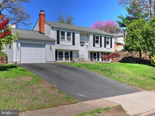 1502 Hiddenbrook Dr, Herndon, VA 20170-2808, United States - Photo 1