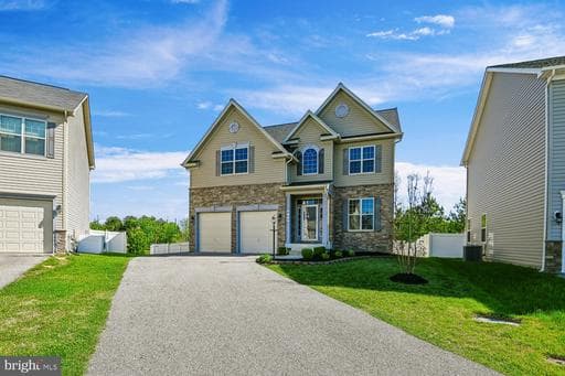 605 STRAWBERRY ROW - Photo 1