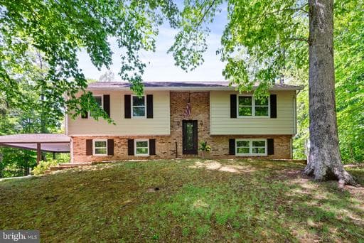 12020 Parkriver Dr, Manassas, VA 20112-3318, United States - Photo 1