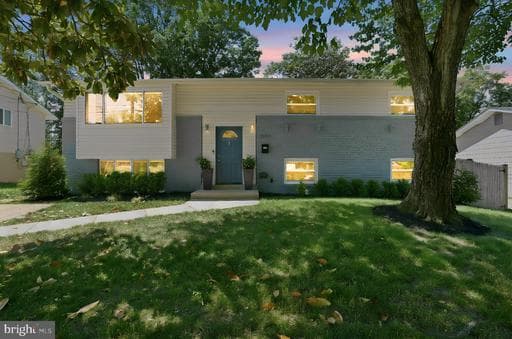 1809 JARVIS AVENUE - Photo 1