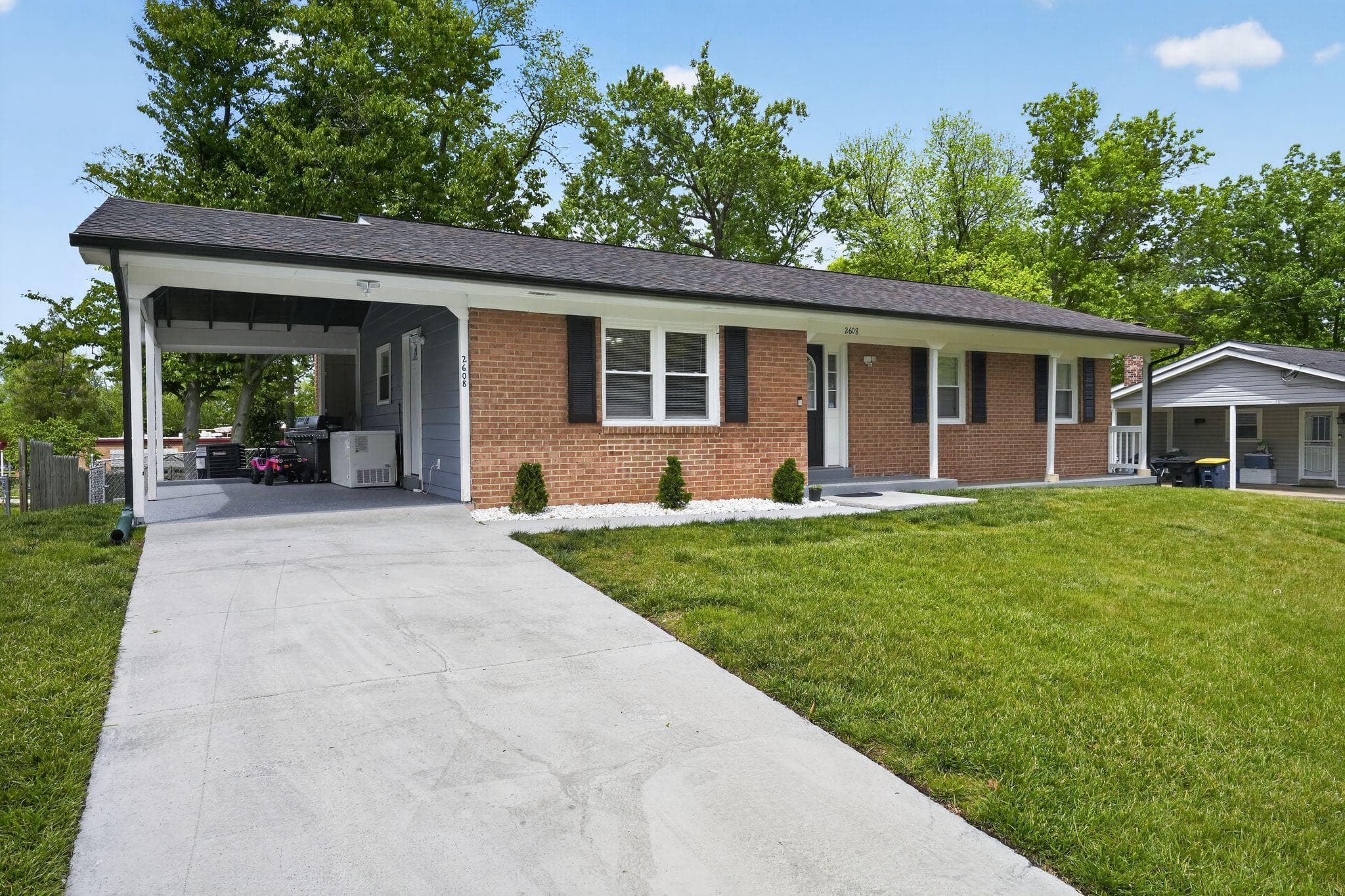 2608 KINGSWAY ROAD - Photo 1