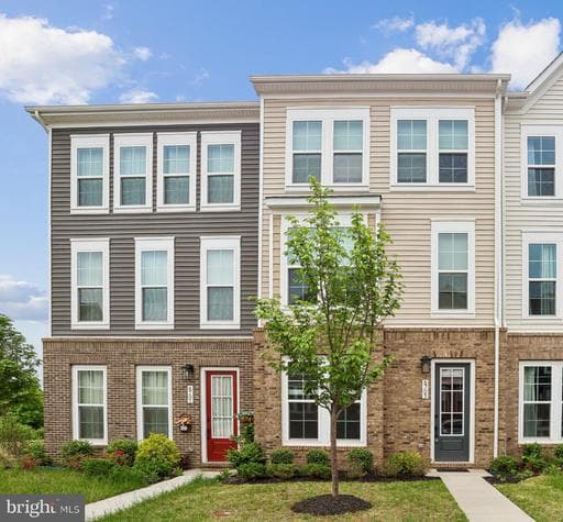6703 Upland Manor Dr, Gainesville, VA 20155-2052, United States - Photo 1