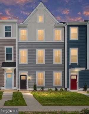 8804 SELBY COURT