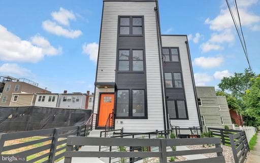 2333 FAIRLAWN AVENUE 1 - Photo 1