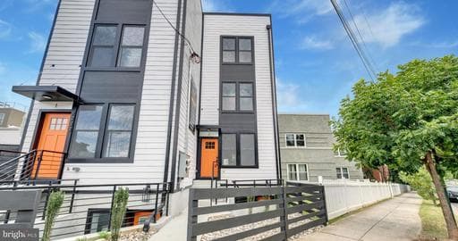 2333 FAIRLAWN AVENUE 2 - Photo 1