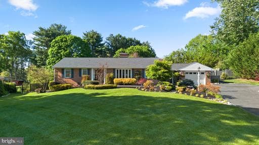 9006 CRESTLEIGH ROAD - Photo 1