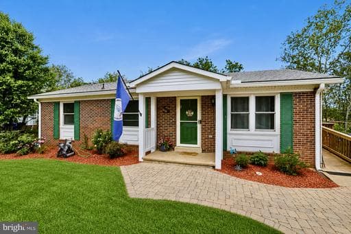 114 GOVERNORS DRIVE - Photo 1