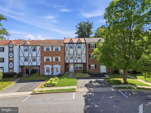 6335 Paddington Ln, Centreville, VA 20120-1810, United States - Photo 1