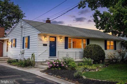728 WEBB STREET - Photo 1
