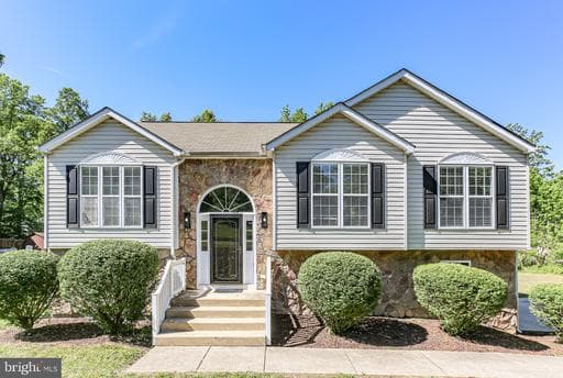 424 LAUREL AVENUE - Photo 1