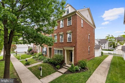 1376 MAIN MEWS - Photo 1