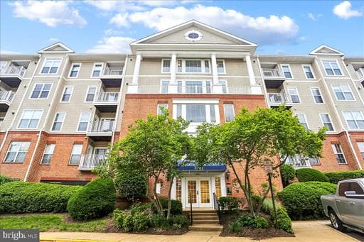 7011 Falls Reach Dr, Falls Church, VA 22043-2233, United States - Photo 1