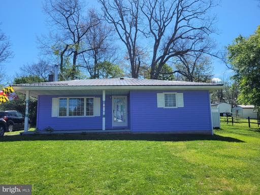 512 ROANOKE AVENUE - Photo 1
