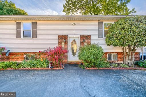212 EVANS STREET - Photo 1