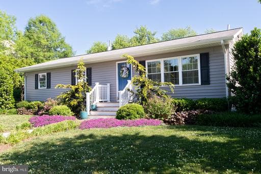 412 SALMON AVE - Photo 1