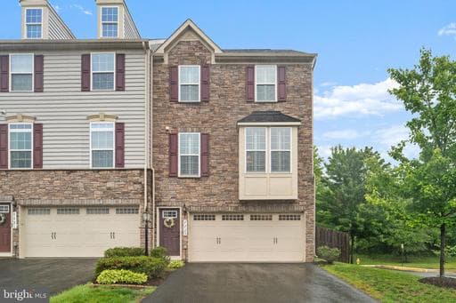 7723 Milton Cir, Gainesville, VA 20155-3637, United States - Photo 1