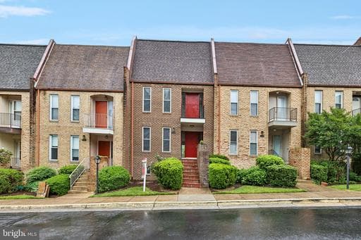 1733 Cy Ct, Vienna, VA 22182-2360, United States - Photo 1