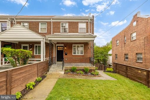 3131 LYNDALE PLACE - Photo 1