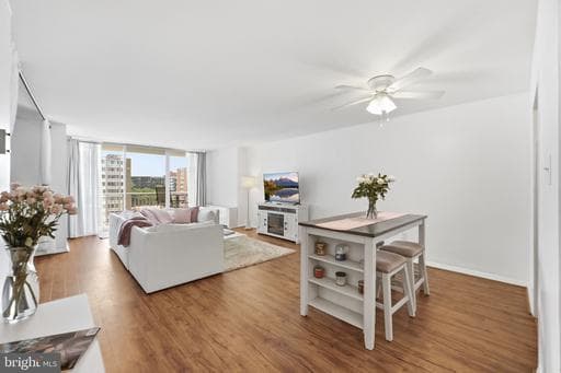 3001 VEAZEY TERRACE 1324 - Photo 1