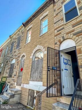 1323 N MILTON AVENUE - Photo 1