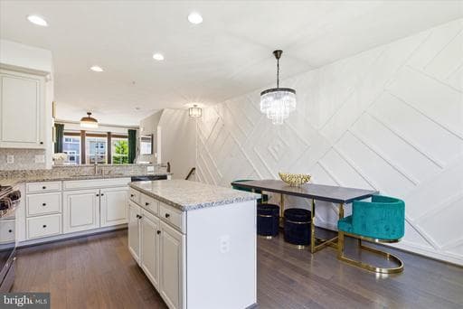 621 RAVENWOOD DRIVE - Photo 1