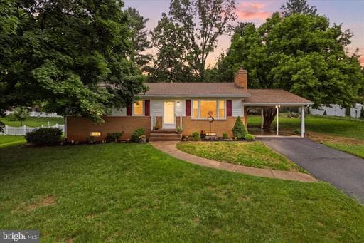 912 HALLFORD STREET - Photo 1