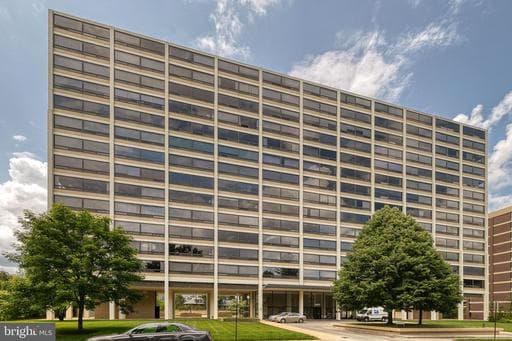 4000 N CHARLES STREET 903