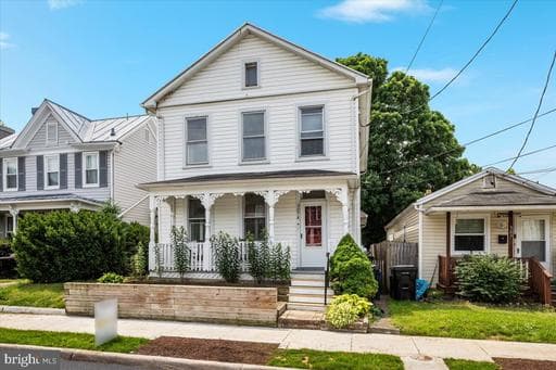 307 E PICCADILLY STREET - Photo 1