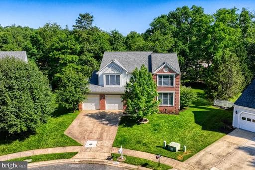 3202 HOLLY KNOLL COURT