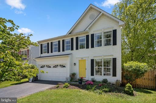 818 BELLVIEW COURT - Photo 1