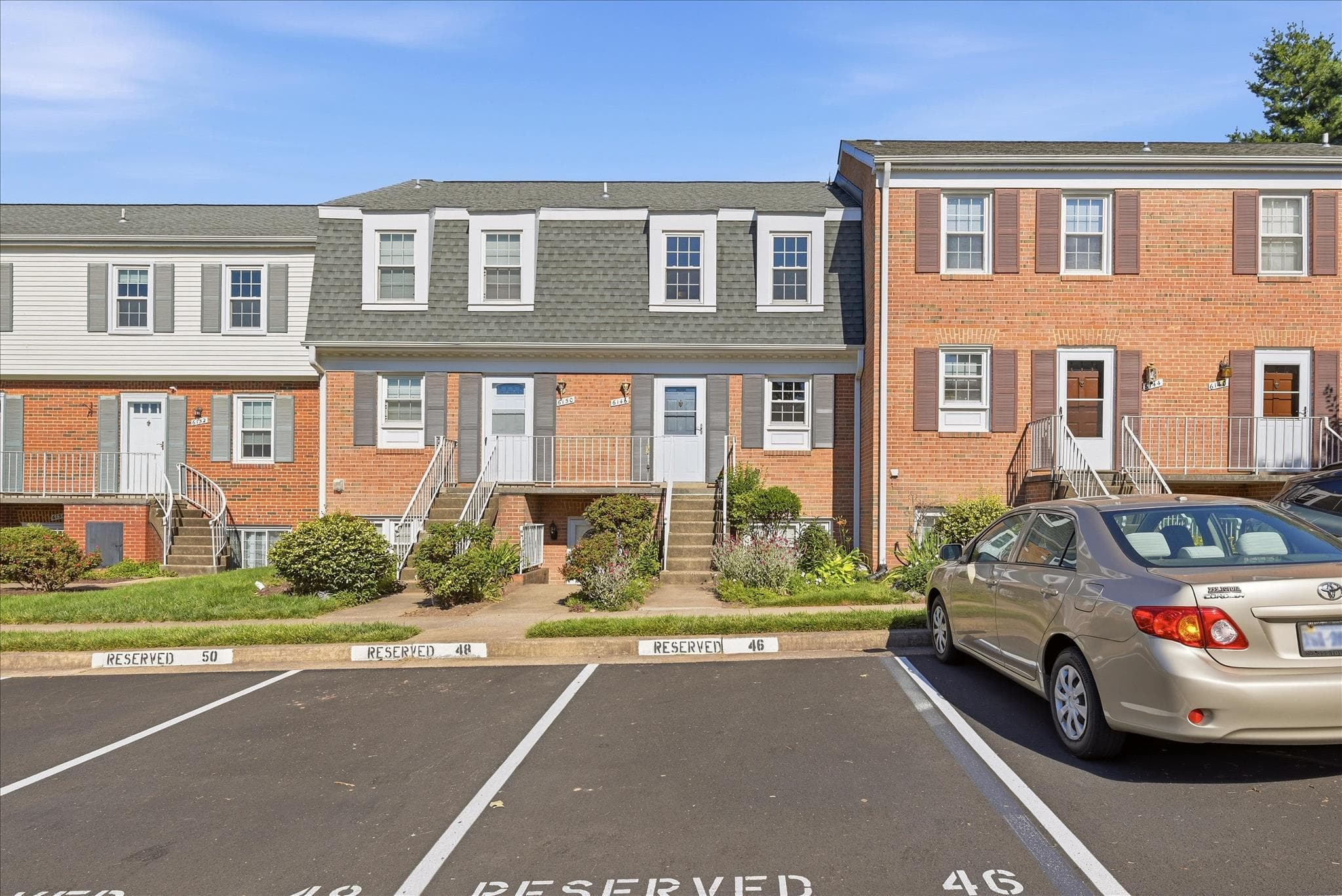 6146 Strasburg Dr, Centreville, VA 20121-2242, United States - Photo 1