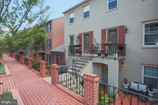 1636 BEEKMAN PLACE D - Photo 1