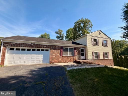 220 TANGLEWOOD LANE