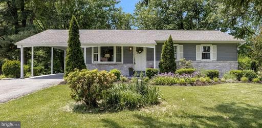8914 GLORIA AVENUE - Photo 1