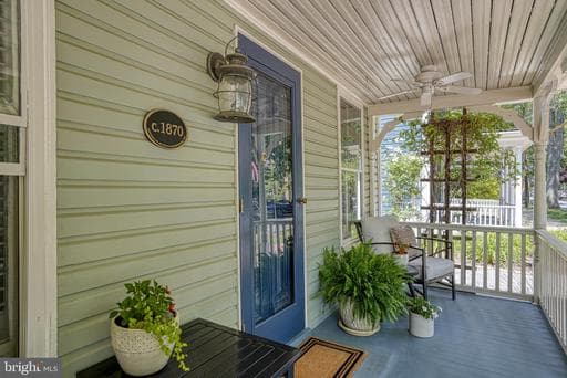 107 E CHESTNUT - Photo 1
