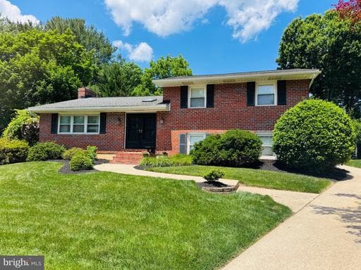 916 FARMSTEAD ROAD - Photo 1