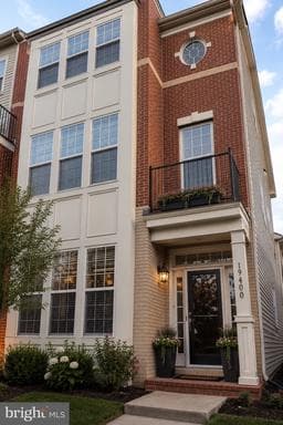 19400 Front ST LEESBURG VA 20176