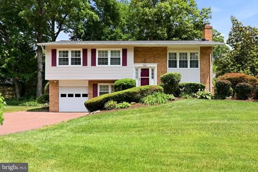 7211 ASHVIEW DRIVE - Photo 1