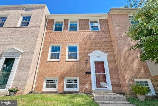3225 VISCOUNT COURT - Photo 1