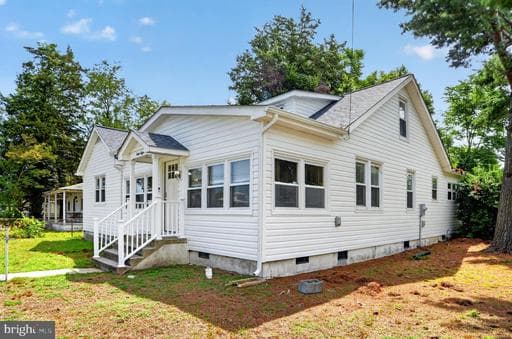 38 4th St, Colonial Beach, VA 22443-1702, United States - Photo 1