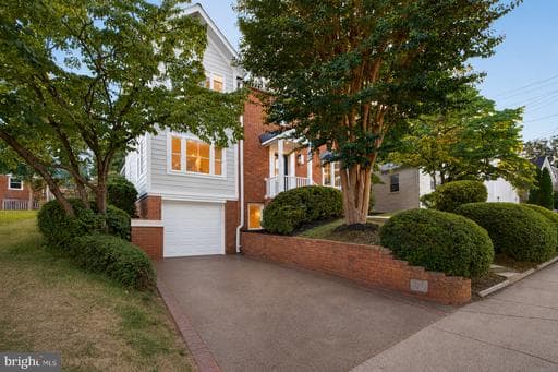 974 N Quintana St, Arlington, VA 22205-1519, United States - Photo 1