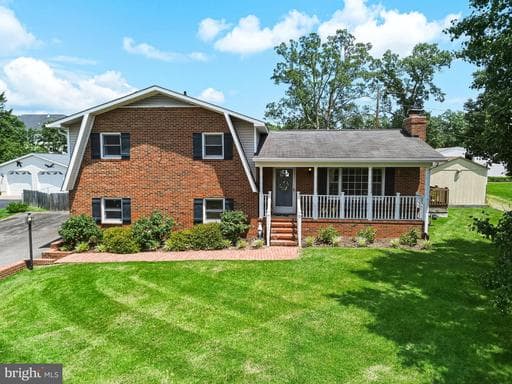 702 EDWARDS DRIVE - Photo 1